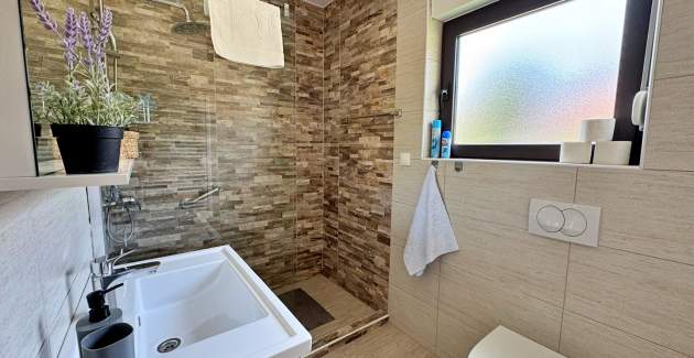 Apartment Rozi – Sea View and Balcony