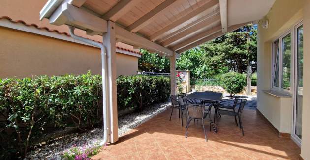 Apartman Brnic AQ P – s natkrivenom Terasom, 90 m od Plaže