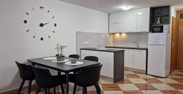 Apartment Brnic AQ 1 - with Balcony, 90 m from the Beach