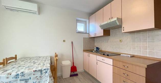 Capic Z4 - Apartment with Balcony and Parking spot, 300 m from the Beach