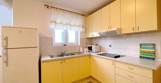 Capic Z1 – Apartment mit Terrasse und Parkplatz, 300 m vom Strand entfernt