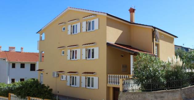 Capic Z1 – Apartment mit Terrasse und Parkplatz, 300 m vom Strand entfernt