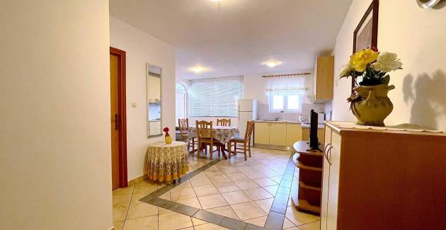 Capic Z1 – Apartment mit Terrasse und Parkplatz, 300 m vom Strand entfernt