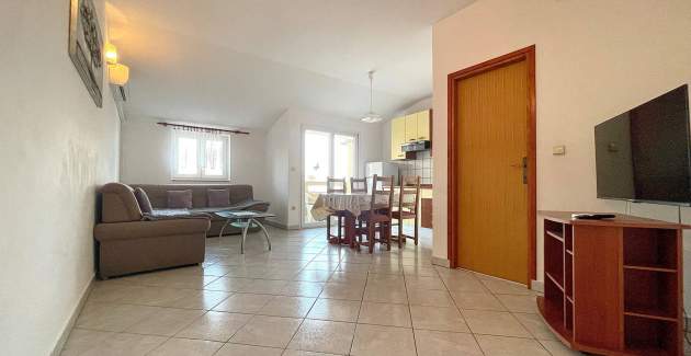 Capic Z6 - Apartment with Balcony and Parking spot, 300 m from the Beach