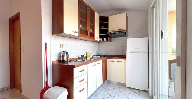 Capic Z7 - Apartment with Balcony and Parking spot, 300 m from the Beach