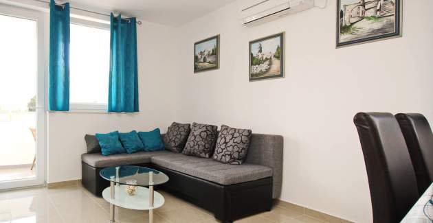 Apartment Cugalj - with Balcony, 1st floor, 300 m from the Beach