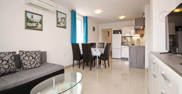 Apartment Cugalj - with Balcony, 1st floor, 300 m from the Beach