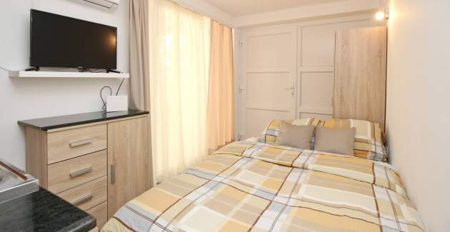 Studio Cugalj - with covered Terrace, 300m from the Beach