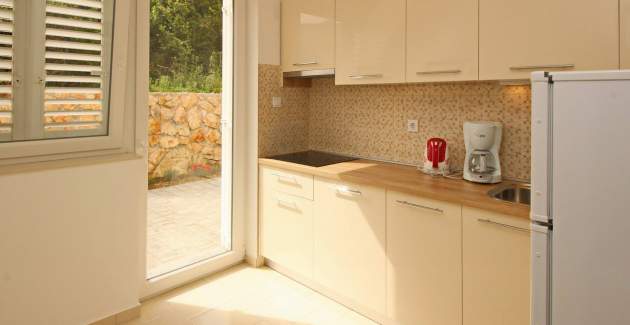 Apartment Vasilic - with Terrace, 300m from the Beach