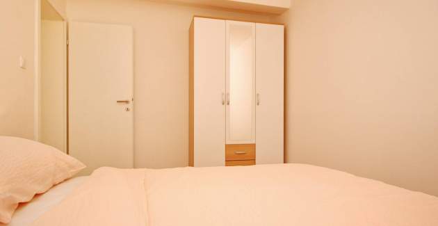 Apartment Vasilic - with Terrace, 300m from the Beach