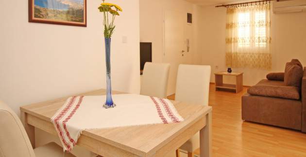 Apartment Vasilic - with Terrace, 300m from the Beach