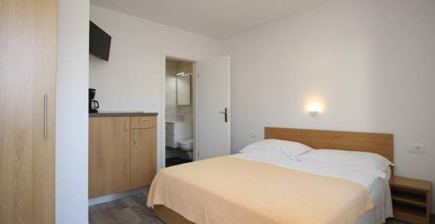 Room Dekanic No.4 - with mini Fridge and Balcony