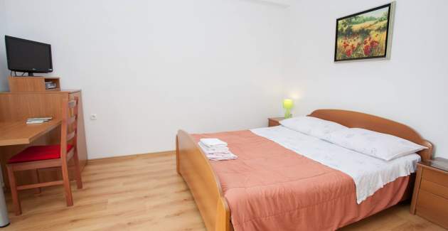 Zimmer Dekanic Nr.1 – mit Minikühlschrank und Terrasse