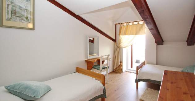 Apartment Fantov - in the old Part of Baska, with a nearby Parking