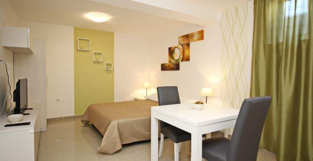 Monolocale Gorica 2 n.11 – con piscina, al piano seminterrato