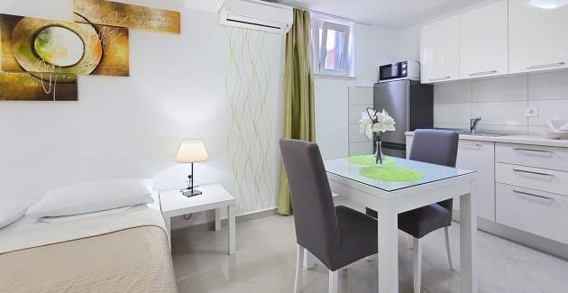 Monolocale Gorica 2 n.11 – con piscina, al piano seminterrato