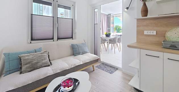 Apartment Karamarko - with large Balcony