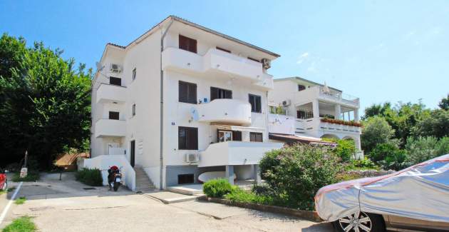 Appartamento Karamarko – con balcone grande