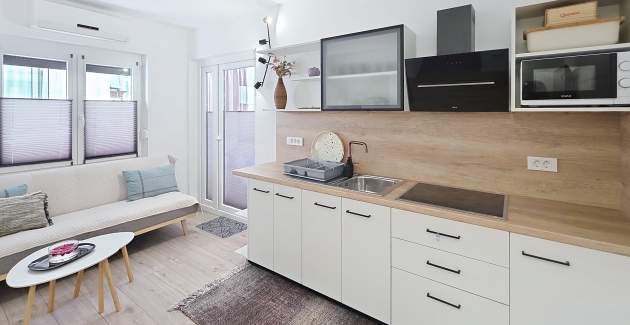 Apartment Karamarko - with large Balcony