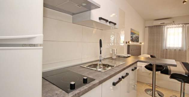 Monolocale Karamarko – con terrazza coperta