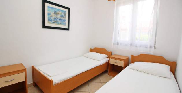 Apartment Lovincic No.1 - with Terrace, 200 m from the Beach 