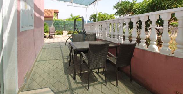 Apartment Lovincic No.1 - with Terrace, 200 m from the Beach 