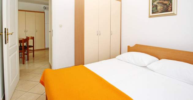 Apartment Lovincic No.1 - with Terrace, 200 m from the Beach 