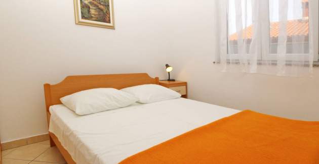 Apartment Lovincic No.1 - with Terrace, 200 m from the Beach 