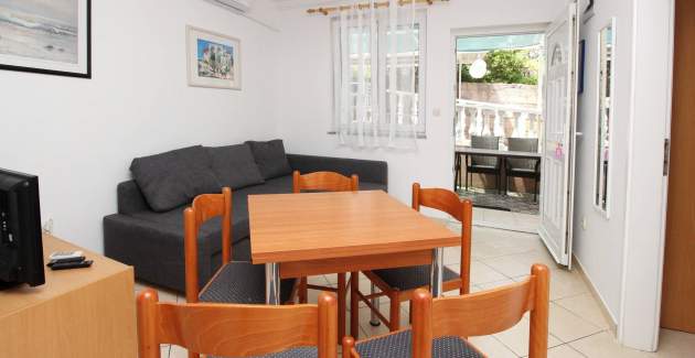 Apartment Lovincic No.3 - with Terrace, 200 m from the Beach