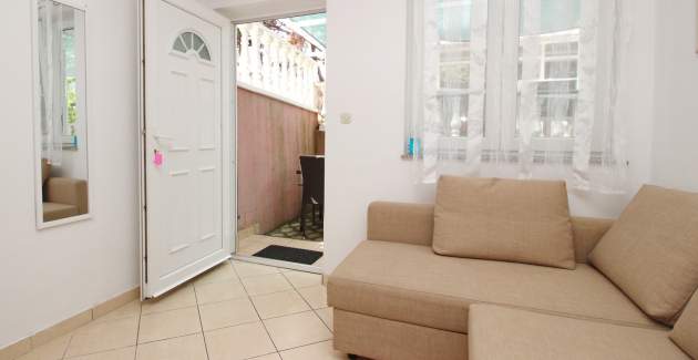 Studio Apartment Lovincic No.4 - with Terrace, 200 m from the Beach