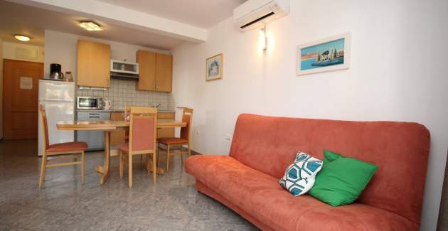 Apartment Mikulan Nara Priz - with Terrace, 350 m from the Beach