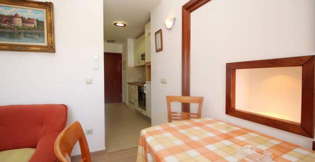 Appartamento Mrkus brdo - con balcone, vicino alla spiaggia