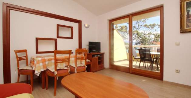 Appartamento Mrkus brdo - con balcone, vicino alla spiaggia