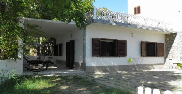 Apartment Starcevic-Filipovic with a Backyard and BBQ, 150 m from the Beach