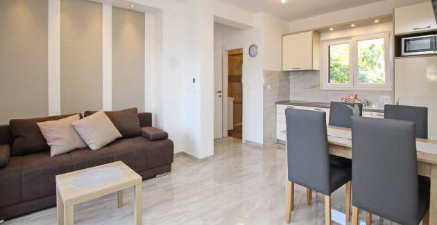 Šarmantan apartman Sunshine br.4 – s balkonom, 300 m od plaže