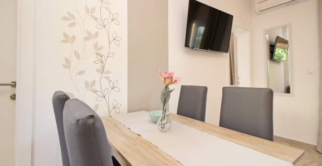 Šarmantan apartman Sunshine br.4 – s balkonom, 300 m od plaže