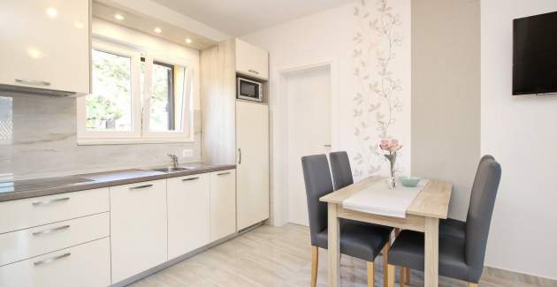 Šarmantan apartman Sunshine br.4 – s balkonom, 300 m od plaže