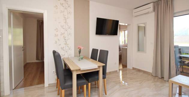 Šarmantan apartman Sunshine br.4 – s balkonom, 300 m od plaže