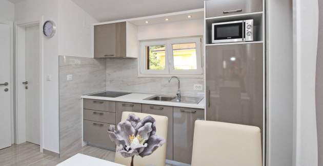 Charming Apartment Sunshine No.5 - with Balcony, 300 m from the Beach