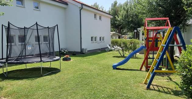 Apartmentanlage Villas Corinthia 2 – Toplage, 100 m vom Strand entfernt, umgeben von Grün