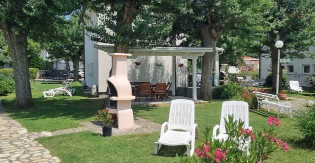 Apartmentanlage Villas Corinthia 3 – Toplage, 100 m vom Strand entfernt, umgeben von Grün
