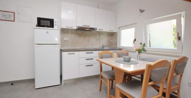 Apartmentanlage Villas Corinthia 5 – Toplage, 100 m vom Strand entfernt, umgeben von Grün