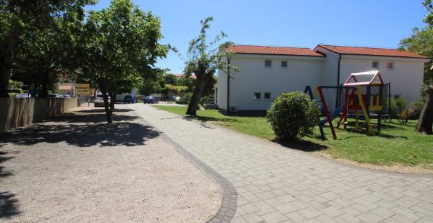 Apartmentanlage Villas Corinthia 11 – Toplage, 100 m vom Strand entfernt, umgeben von Grün