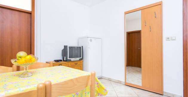 Apartment Mrakovcic No.2 - with Terrace, 350 m from the Beach