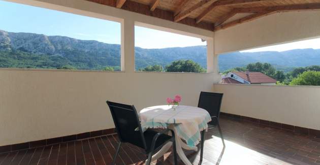 Apartman Petrica br. 2 - s balkonom, smješten u mirnom selu Jurandvor u blizini Baške