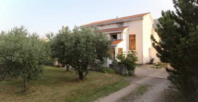 Apartman Petrica br. 2 - s balkonom, smješten u mirnom selu Jurandvor u blizini Baške