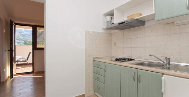 Apartman Petrica br. 2 - s balkonom, smješten u mirnom selu Jurandvor u blizini Baške