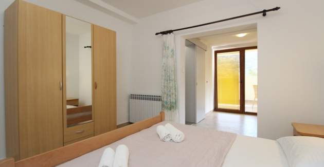 Apartman Petrica br. 2 - s balkonom, smješten u mirnom selu Jurandvor u blizini Baške