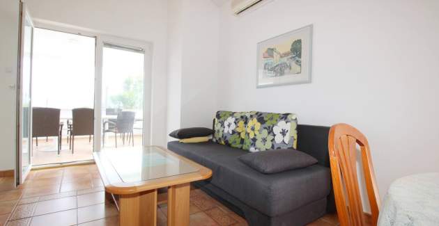 Apartment Pintar Beach - with Sea View, near the Beach