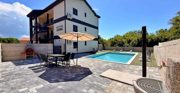 Apartment Lavanda Verde 2 — mit Pool